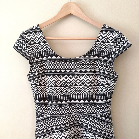 black & offwhite abstract print fit & flare dress - Picture 4 of 10